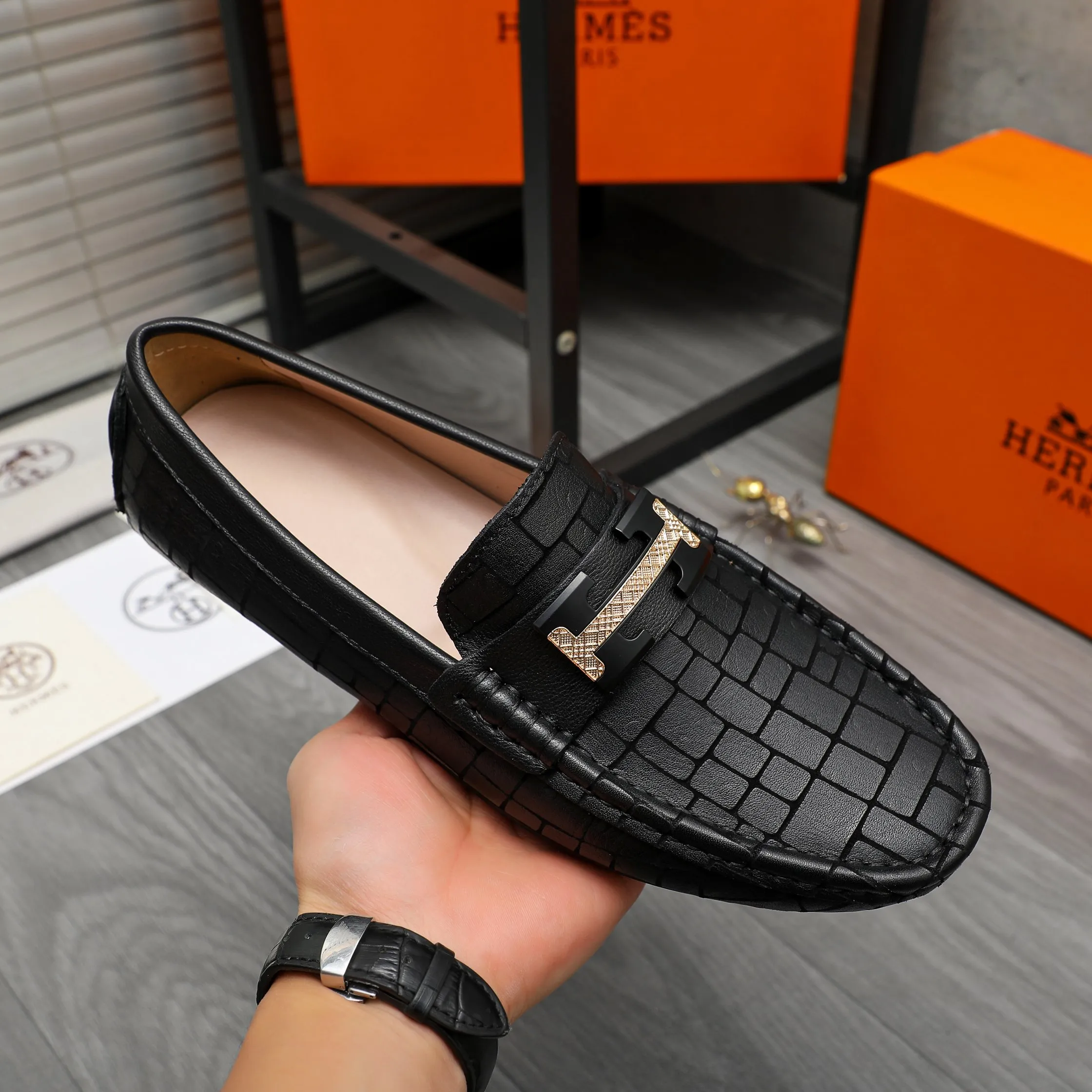P380 Product trademark: HERMES "Hermes" casual slip-on men's shoes Regular size: 38-45 Product material: Selected embossed cowhide upper, sheepskin lining, rubber outsole